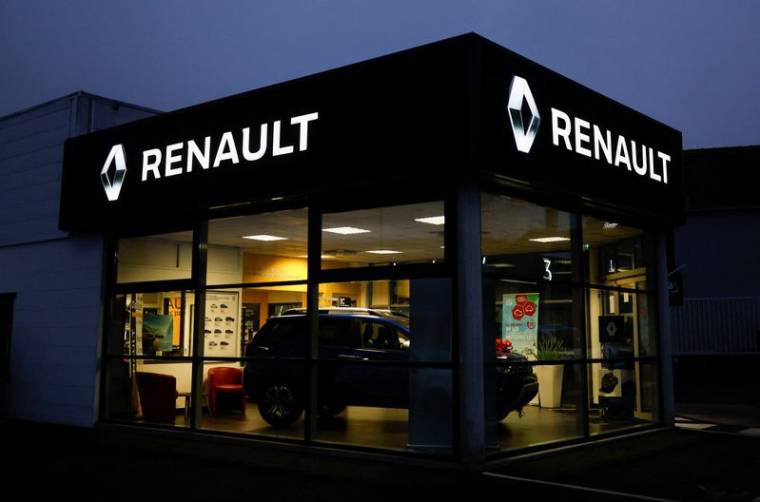 Le logo du constructeur automobile Renault s'affiche chez un concessionnaire à Vertou
