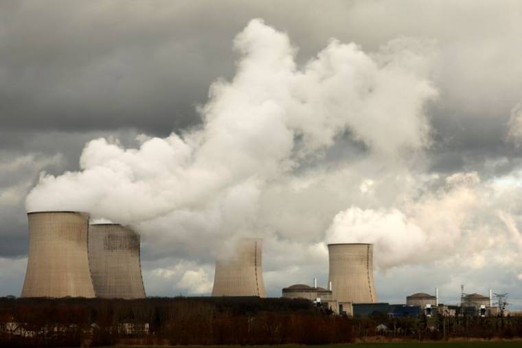Tours de refroidissement et réacteurs de la centrale nucléaire d'Électricité de France à Cattenom