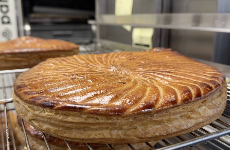 Cette année, les vainqueurs de la meilleure galette des rois d’Ile-de-France ne viennent pas d’une boulangerie parisienne, mais d’un artisan du Val-de-Marne. ( crédit photo : Capture d’écran Instagram )