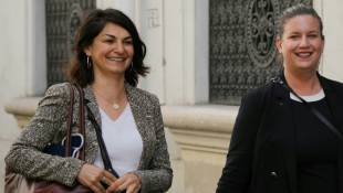 Les députées La France Insoumise (LFI) Aurélie Trouvé (G) et Mathilde Panot à Paris, le 10 juin 2024 ( AFP / Dimitar DILKOFF )