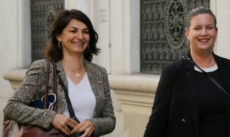 Les députées La France Insoumise (LFI) Aurélie Trouvé (G) et Mathilde Panot à Paris, le 10 juin 2024 ( AFP / Dimitar DILKOFF )