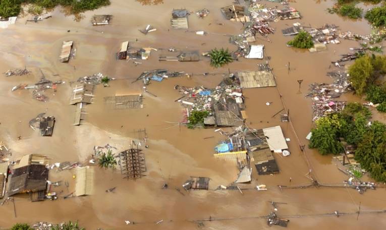 Vue aréienne des rues inondées dans le quartier  de Navegantes à Porto Alegre,au Brésil, le 4 mai 2024 ( AFP / Carlos Fabal )