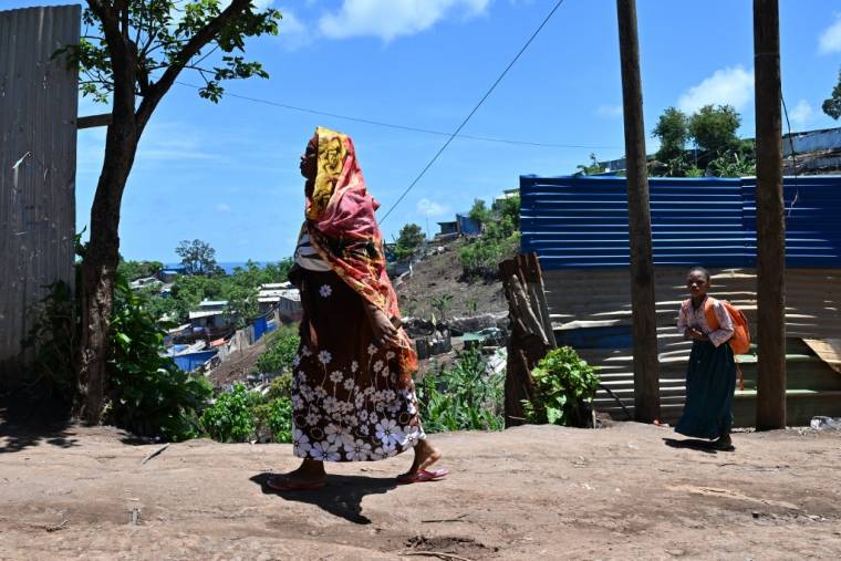 Des habitants d'un bidonville, près de Koungou, à Mayotte. ( AFP / MIGUEL MEDINA )