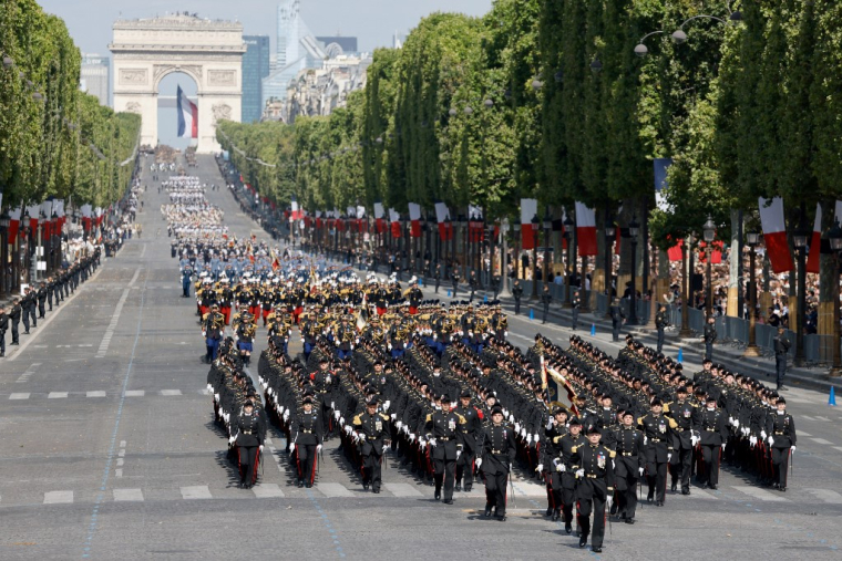 Marck & Balsan produisait des uniformes de gala emblématiques, tels que ceux de Saint-Cyr ou encore Polytechnique (ici, le 14 juillet 2023) ( AFP / LUDOVIC MARIN )