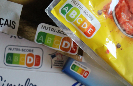 (La mention Nutri-Score va-t-elle peu à peu s'effacer des emballages si le nouveau barème est défavorable aux industriels ? - Crédit photo : Adobe Stock)