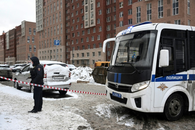 Un policier sur le site d'une explosion qui a tué le commandant des forces russes de défense radionucléaire, chimique et biologique, Igor Kirillov, et son assistant, selon le Comité d'enquête russe, devant un immeuble résidentiel de l'avenue Riazanski à Moscou, le 17 décembre 2024 ( AFP / Alexander NEMENOV )