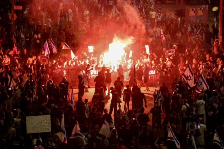 Des proches d'otages faits prisonniers lors de l'attaque du 7 octobre appellent à la libération des otages lors d'une manifestation à  Tel Aviv, le 27 avril 2024 ( AFP / JACK GUEZ )