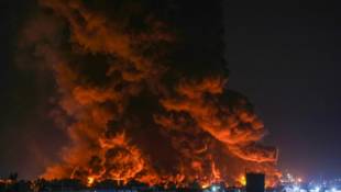 Un incendie dans une raffinerie de pétrole à Erbil, capitale du Kurdistan autonome, le 13 juin 2024 en Irak ( AFP / Safin HAMID )