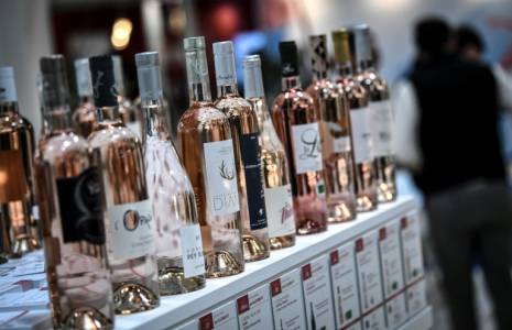 Présentation de bouteilles pour le salon professionnel Wine Paris & Vinexpo à Paris. Photo prise le 14 février 2022 ( AFP / STEPHANE DE SAKUTIN )