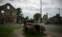 L'épave rouillée d'une vieille voiture dans les ruines du village d'Oradour-sur-Glane, le 13 mai 2024 en Haute-Vienne ( AFP / Philippe LOPEZ )