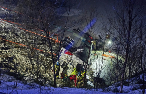 Trois personnes sont mortes et quatre autres ont été blessées dans l'accident d'un autocar qui a fini sa course dans un lac près de Hadsel, sur la côte nord de Norvège, le 26 décembre 2024 ( NTB / Marius Birkeland )