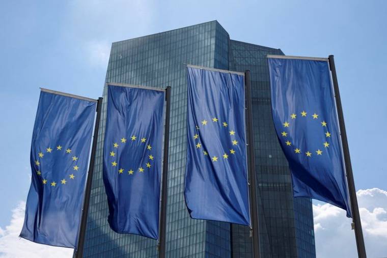 Des drapeaux européens devant le bâtiment de la Banque centrale européenne (BCE)