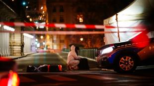La police scientifique examine les lieux de l'attaque au couteau, le 2 décembre 2023 à Paris ( AFP / Dimitar DILKOFF )