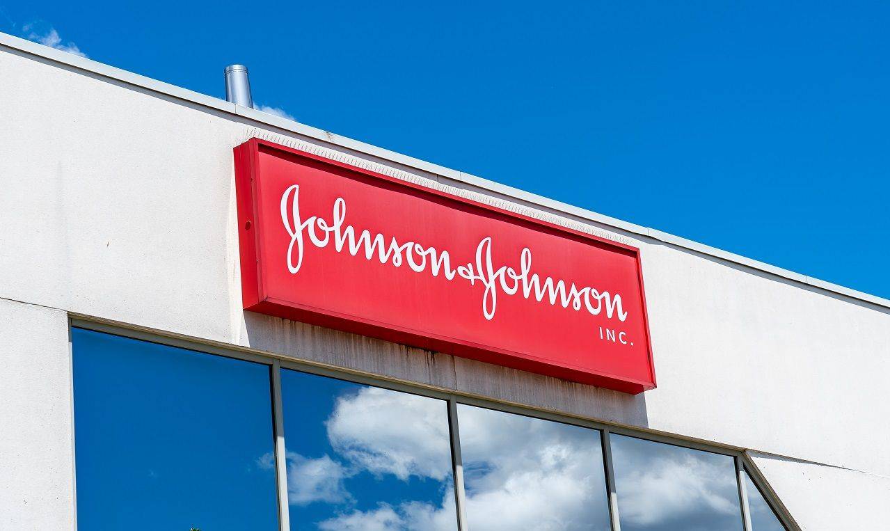 Le logo de Johnson & Johnson sur un batiment. (Crédit:  / Adobe Stock)