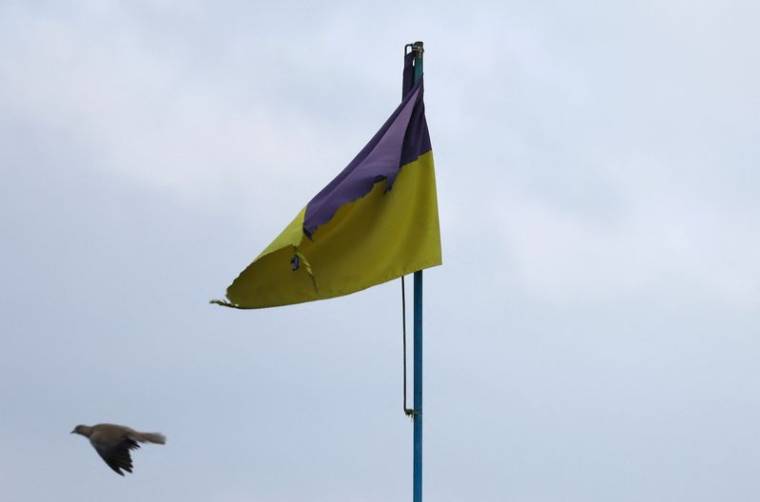 Un drapeau ukrainien flotte sur la ligne de front de Bakhmut et Chasiv Yar