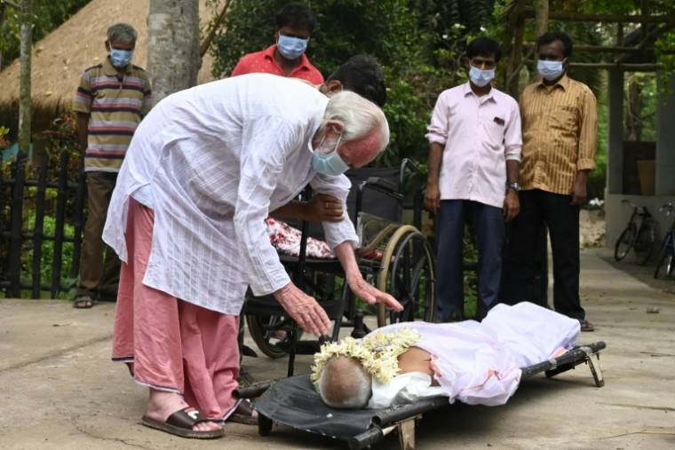 Frère Gaston Dayanand (à gauche) lors de funérailles au Centre interreligieux de développement (ICOD), à Gohalopata, en Inde, le 19 mars 2023 ( AFP / DIBYANGSHU SARKAR )
