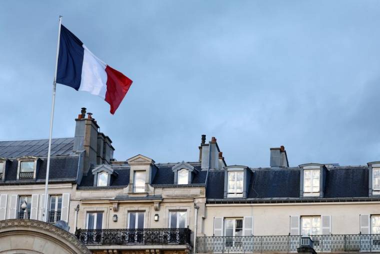 Le drapeau français au-dessus du palais de l'Elysée