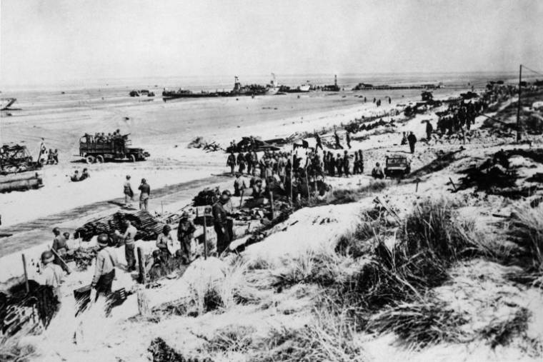 Des soldats des forces alliées participant à l'opération de débarquement sur une plage normande, le 6 juin 1944 ( AFP / - )