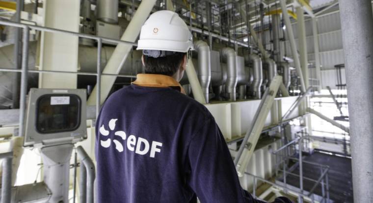 Technicien d'exploitation en ronde d'inspection à la centrale EDF de Martigues. (© Robert Fahl / EDF)