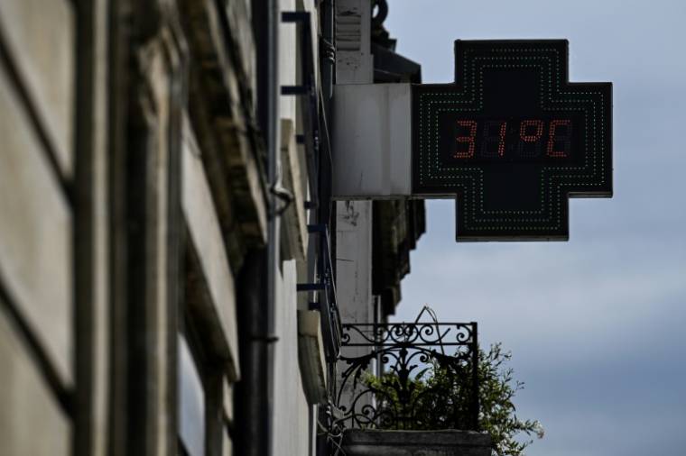 Un thermomètre de pharmacie indique une température de 31°C à Bordeaux, le 5 avril 2024 en Gironde ( AFP / Philippe LOPEZ )