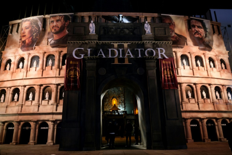 La cour du Chinese Theatre, célèbre cinéma de Los Angeles, transformée en une reproduction du Colisée pour le film "Gladiator II", le 19 novembre 2024 ( AFP / Chris DELMAS )