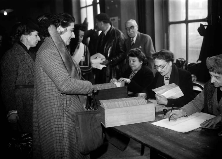 Des Françaises votent pour la première fois, lors des élections municipales, le 29 avril 1945 à Paris ( AFP / - )