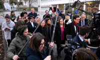 La ministre de l'Éducation, de l'Enseignement supérieur et de la Recherche Élisabeth Borne accompagnée de la directrice de l'école élémentaire Hélène Boucher de Longjumeau (Essonne), le 6 janvier 2025 ( AFP / Anna KURTH )