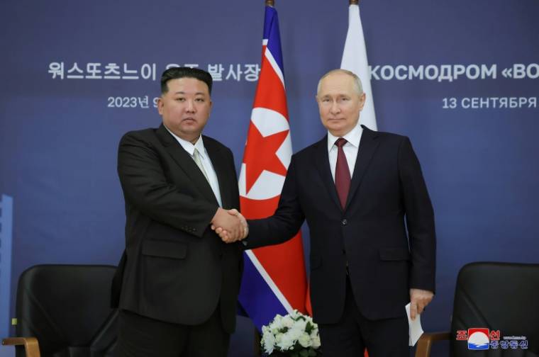 Photo publiée le 14 septembre 2023 par l'agence officielle KCNA montrant le dirigeant nord-coréen Kim Jong Un (gauche) et le président russe Vladimir Poutine au cosmodrome de Vostochny, en Russie ( KCNA VIA KNS / STR )