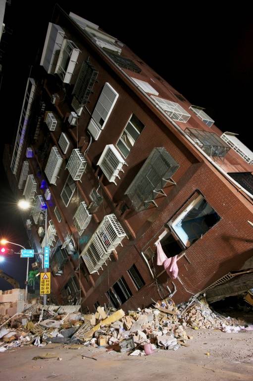 Un immeuble penché et partiellement effondré à Hualien, le 3 avril 2024 après un puissant séisme à Taïwan ( AFP / Sam YEH )