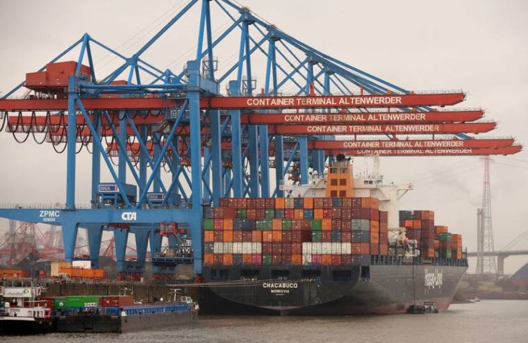 Les conteneurs sont déchargés au port de Hambourg, en Allemagne