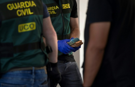 Sept tonnes de cocaïne dissimulées dans des conteneurs enfouis dans une ferme située près de Séville ont été retrouvées et trois personnes arrêtées au cours de l'opération ( AFP / JORGE GUERRERO )