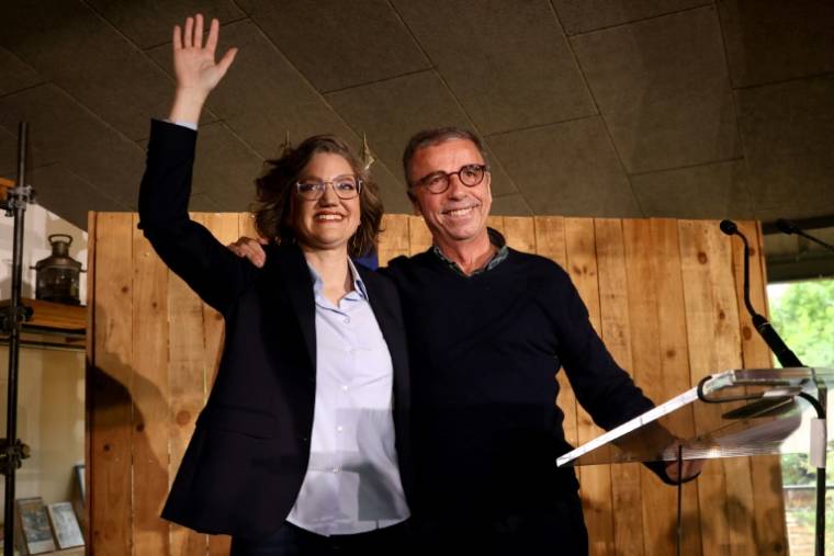 Marie Toussaint, tête de liste EELV aux européennes, pose avec le maire écologiste de Bordeaux Pierre Hurmic, lors d'un meeting à Bordeaux le 4 mai 2024 ( AFP / ROMAIN PERROCHEAU )