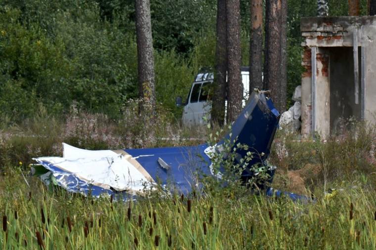Un débris de l'épave d'un avion après un crash près du village de Koujenkino, dans la région de Tver, le 24 août 2023 en Russie ( AFP / Olga MALTSEVA )