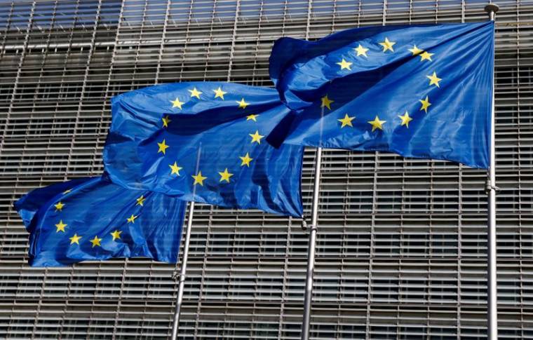 Archives pitcure de drapeaux de l'Union européenne flottant devant le siège de la Commission européenne à Bruxelles