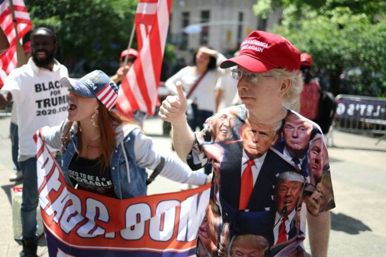 Des partisans de l'ancien président des Etats-Unis Donald Trump, au pied du tribunal de Manhattan où il est jugé en procès, le 21 mai 2024 à New York ( AFP / CHARLY TRIBALLEAU )