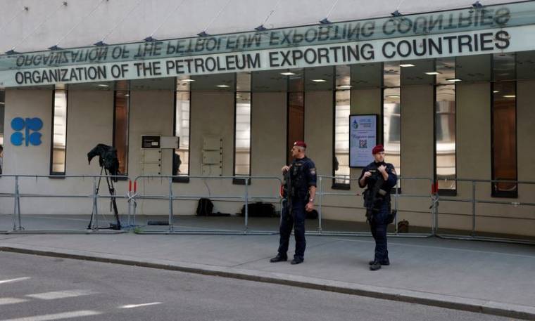 Des policiers devant le siège de l'Opep à Vienne