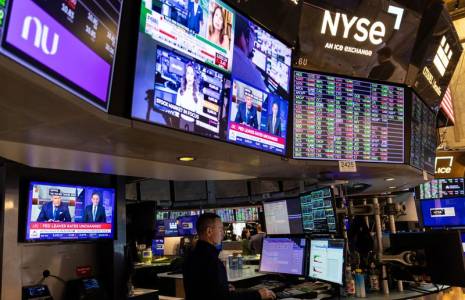 Photo d'un trader qui travaille sur le parquet de la Bourse de New York (NYSE)