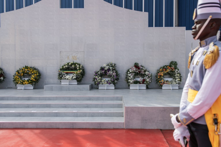 Un soldat sénégalais se tient devant les couronnes de fleurs déposées au cimetière militaire de Thiaroye, après une cérémonie marquant le 80e anniversaire du massacre de Thiaroye, le 1er décembre 2024 ( AFP / JOHN WESSELS )