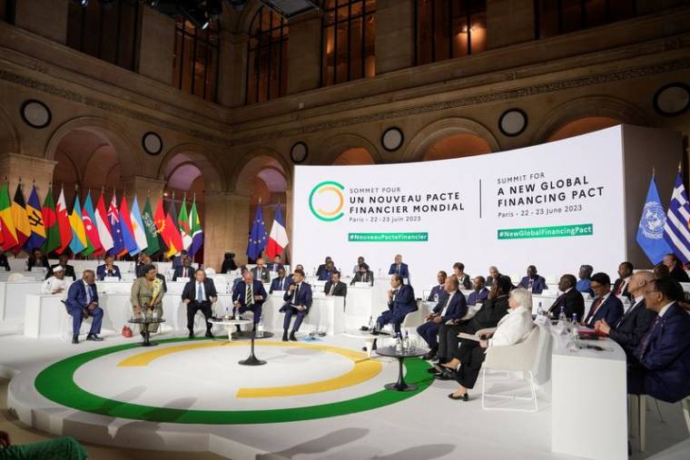 Les dirigeants mondiaux et les patrons de la finance assistent à la séance de clôture du sommet du nouveau pacte financier mondial