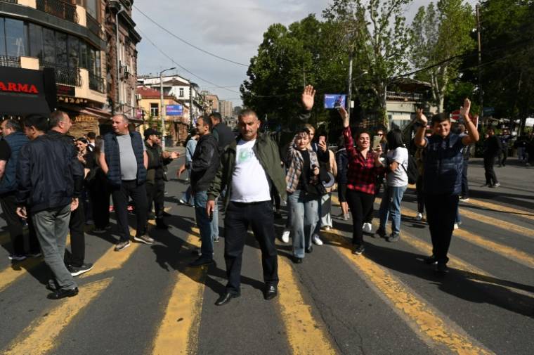 Des manifestants tentent de bloquer une route à Erevan, le 13 mai 2024 ( AFP / KAREN MINASYAN )