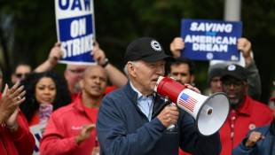 Le président américain Joe Biden sur un piquet de grève devant l'usine General Motors à Belleville, le 26 septembre 2023 dans le Michigan ( AFP / Jim WATSON )