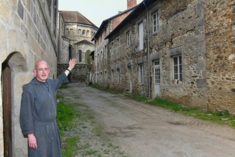 Le père Benoît Joseph montre l'abbaye Saint-Pierre-Saint-Paul à Solignac, en Haute-Vienne, le 21 mars 2024  ( AFP / PASCAL LACHENAUD )