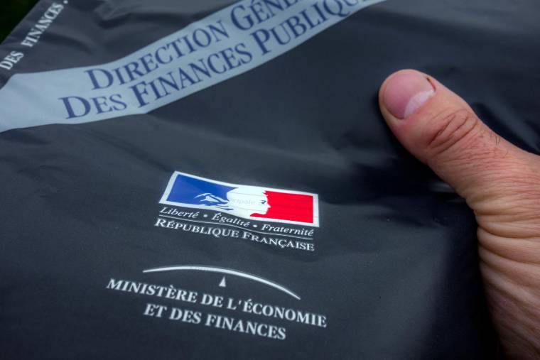 Davantage de Français se disent prêts à payer plus d'impôts pour de meilleurs services publics, dont l'image souffre dans l'opinion ( AFP / PHILIPPE HUGUEN )