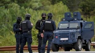 Des policiers à l'entrée du village de Banjska, le 25 septembre 2023 au Kosovo ( AFP / Armend NIMANI )