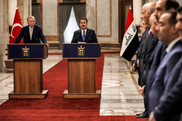 Le Premier ministre irakien Mohamd chia al-Soudani et le président turc Recep Tayyip Erdogan font une déclaration commune aux médias à Bagdad, le 22 avril 2024 ( POOL / Ahmad Al-rubaye )