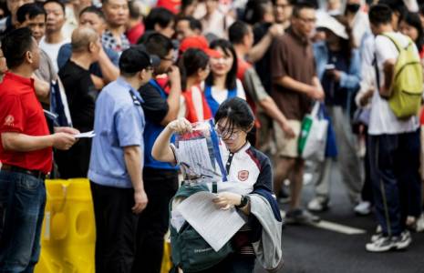 Une lycéenne entre dans une école au premier jour du concours national d'entrée à l'université, connu sous le nom de "gaokao", à Wuhan, dans la province centrale chinoise du Hubei, le 7 juin 2024.  ( AFP / STR )