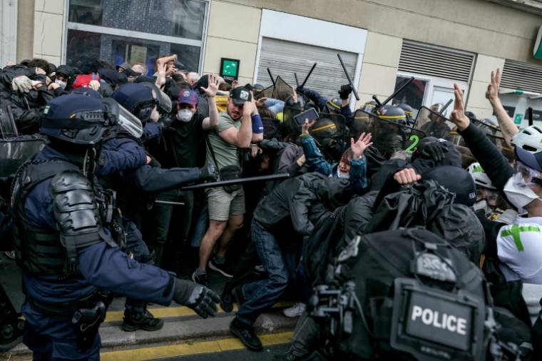 Des CRS face aux manifestants à Paris dans le cortège du 1er mai 2024 ( AFP / ALAIN JOCARD )