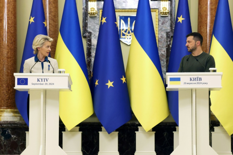 La présidente de la Commission européenne, Ursula von der Leyen, et le président ukrainien Volodymyr Zelensky lors d'une conférence de presse à Kiev, le 20 septembre 2024 ( AFP / Anatolii STEPANOV )