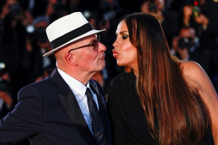 L'actrice espagnole Karla Sofia Gascon (D) aux côtés du réalisateur français Jacques Audiard, le 25 mai 2024 à Cannes  ( AFP / Sameer Al-Doumy )