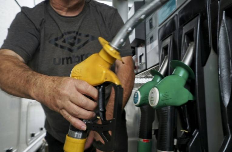 Hausse des prix à la pompe: coup dur pour les automobilistes qui n'ont "pas le choix" ( AFP / GUILLAUME SOUVANT )